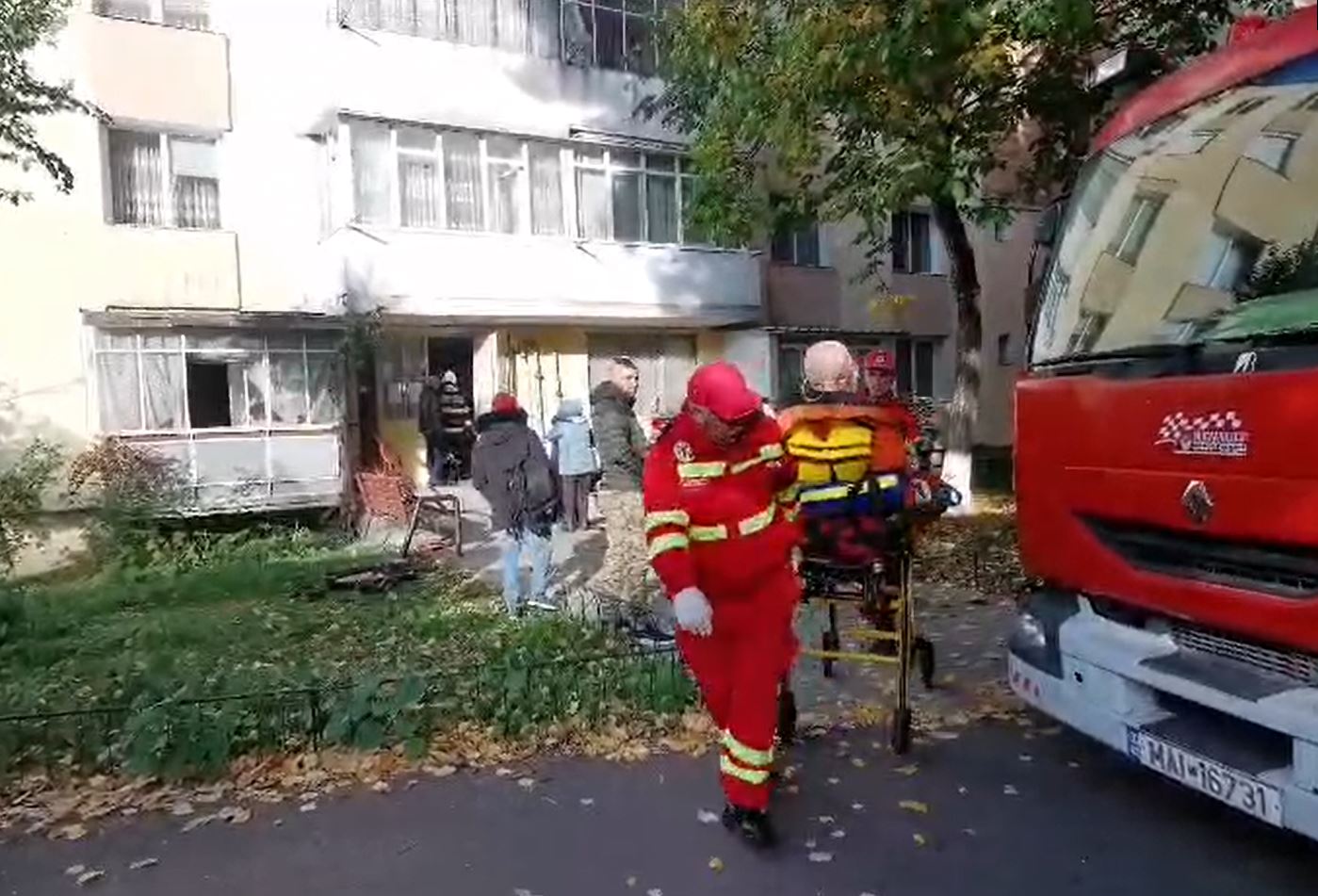 VIDEO. Incendiu la Roman, bărbat de 95 de ani intoxicat cu fum