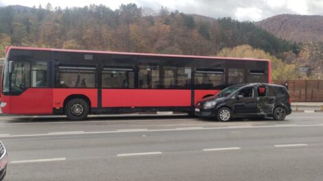 Piatra-Neamț: Coliziune între un autobuz, un autocamion și un autoturism: un copil de 4 ani asistat medical la fața locului, ZCH NEWS - sursa ta de informații
