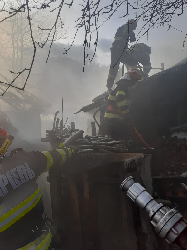 Incendiu provocat de petarde, ZCH NEWS - sursa ta de informații