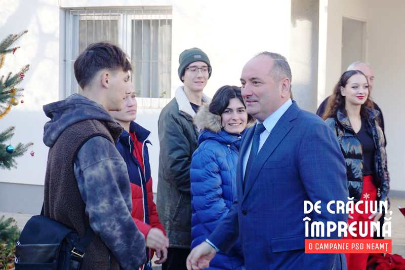 Moșul și echipa PSD Roman, daruri de Crăciun pentru copiii de la Centrul “Iubire și Speranță”