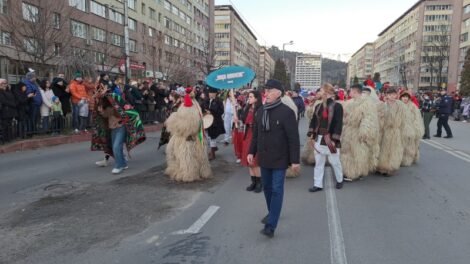 FOTO. Formațiile participante la Festivalul de datini „Steaua sus răsare” fac tradiționala paradă, ZCH NEWS - sursa ta de informații