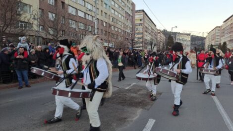 FOTO. Formațiile participante la Festivalul de datini „Steaua sus răsare” fac tradiționala paradă, ZCH NEWS - sursa ta de informații