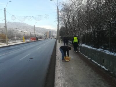 FOTO. Piatra-Neamţ: Patinoare pe trotuare şi informări de la Poliţia Locală!, ZCH NEWS - sursa ta de informații
