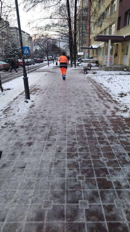 FOTO. Piatra-Neamţ: Patinoare pe trotuare şi informări de la Poliţia Locală!, ZCH NEWS - sursa ta de informații