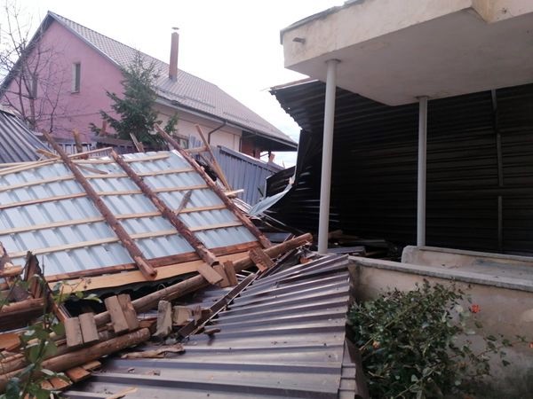 FOTO. Acoperişul unui bloc din Piatra Neamț a fost smuls de vânt. Asociaţia de proprietari va fi amendată, ZCH NEWS - sursa ta de informații