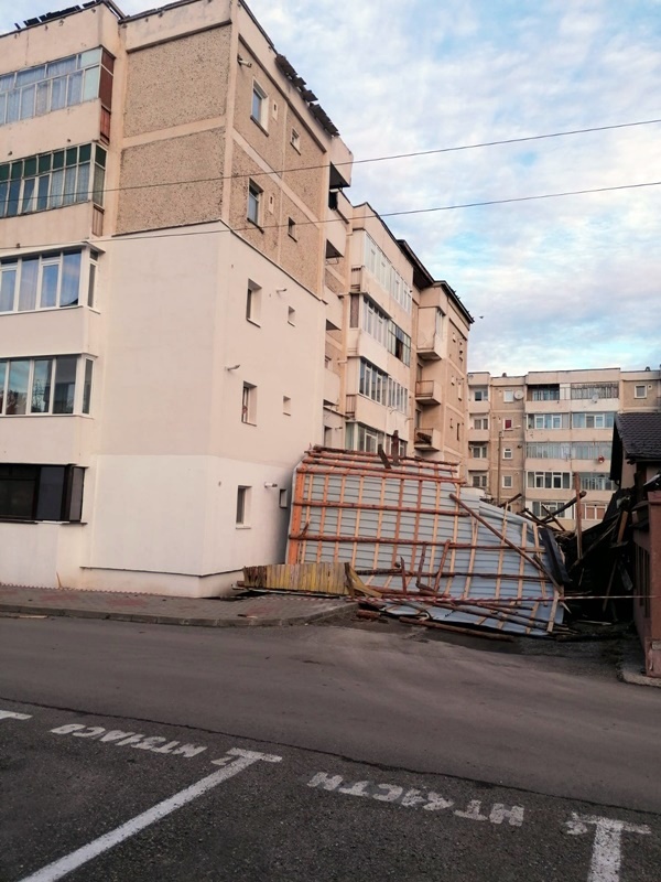 FOTO. Acoperişul unui bloc din Piatra Neamț a fost smuls de vânt. Asociaţia de proprietari va fi amendată, ZCH NEWS - sursa ta de informații