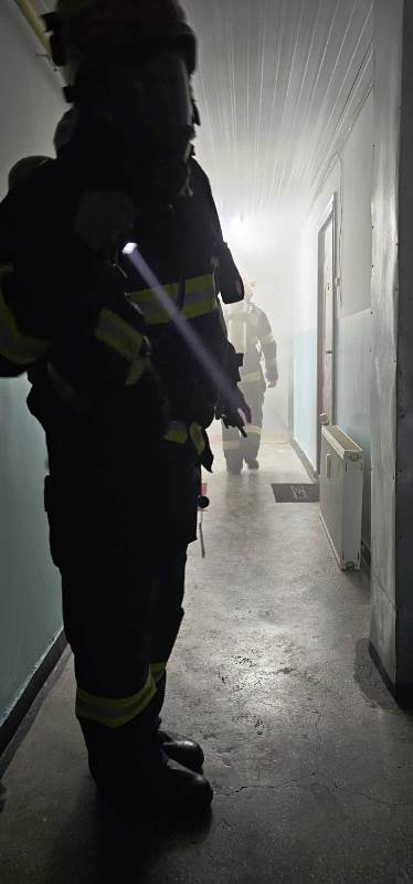 Panică de la o oală uitată pe foc: 15 persoane au fost evacuate din bloc