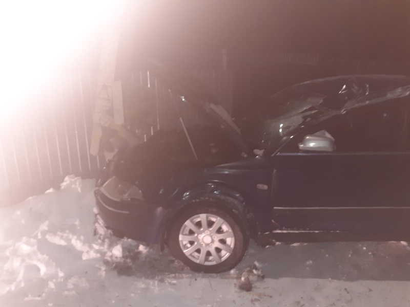 Un şofer băut a ras peretele unei case şi s-a oprit într-un stâlp de electricitate