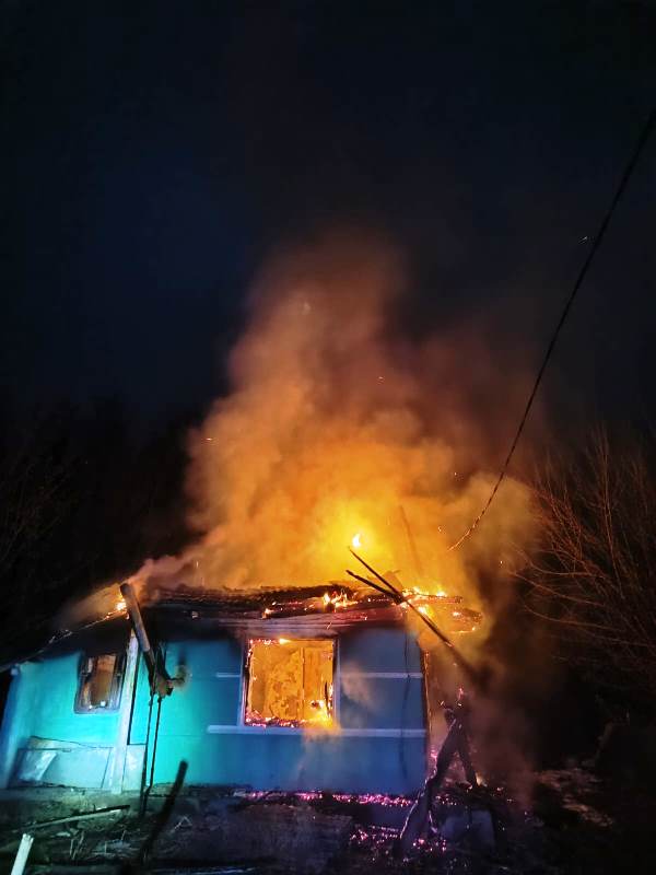 FOTO. Locuință distrusă de foc la Icușești: proprietarul a avut nevoie de îngrijiri medicale, ZCH NEWS - sursa ta de informații