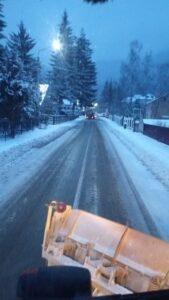 FOTO. Două autoturisme înzăpezite la Bahna. Poliția anunță că trei drumuri sunt închise în Neamț, ZCH NEWS - sursa ta de informații