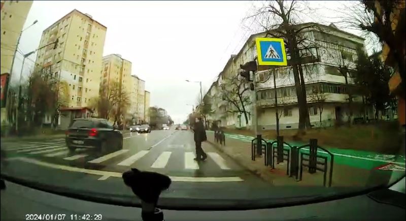VIDEO. Mare atenție la traversare: unii șoferi ignoră trecerile pentru pietoni