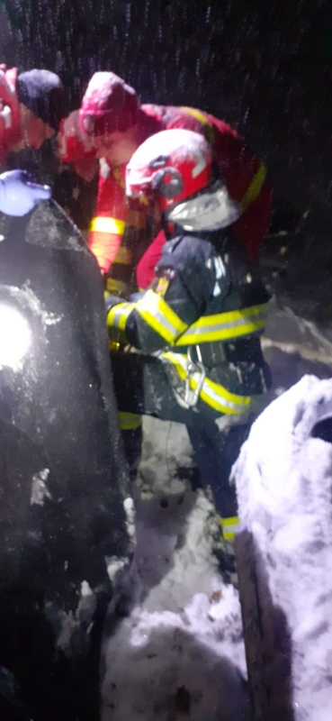 FOTO. Un șofer a plonjat cu mașina în râpă