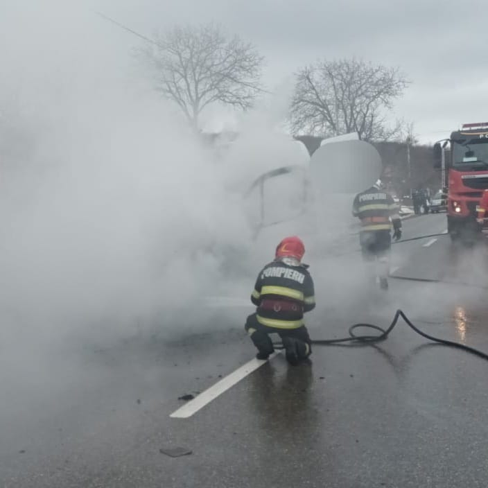 Știre actualizată. FOTO. Un microbuz a luat foc la Poienari. Șoferul și călătorii au reușit să se salveze, ZCH NEWS - sursa ta de informații
