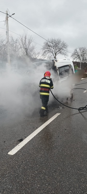 Știre actualizată. FOTO. Un microbuz a luat foc la Poienari. Șoferul și călătorii au reușit să se salveze, ZCH NEWS - sursa ta de informații