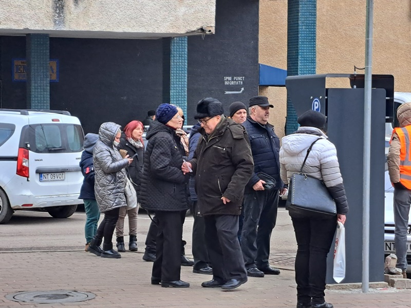 Poza zilei. Coadă la parcometrul din Piața Centrală din Piatra Neamț, ZCH NEWS - sursa ta de informații