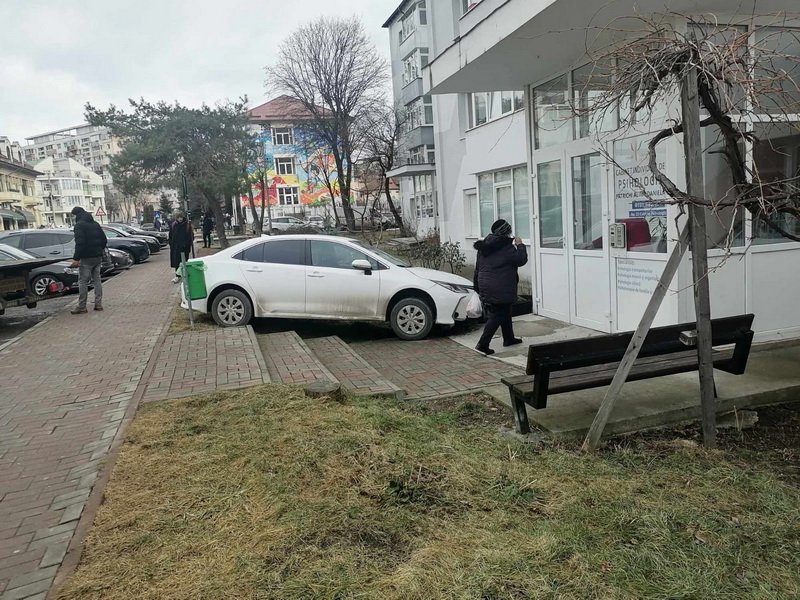 Piatra-Neamț: O șoferiță a intrat cu mașina într-o bancă, ZCH NEWS - sursa ta de informații