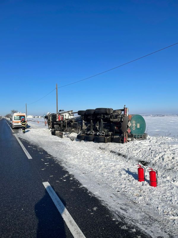 O cisternă cu nitrat de amoniu s-a răsturnat la Săbăoani: traficul este închis