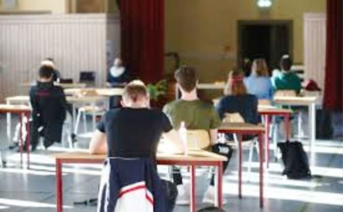 elevi-examen Emoții pentru absolvenții de gimnaziu. Se înscriu la Evaluarea Națională
