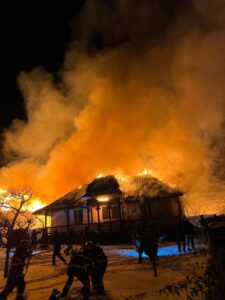 FOTO. Incendiu puternic la Pipirig: au rămas fără acoperiș în plină iarnă!, ZCH NEWS - sursa ta de informații