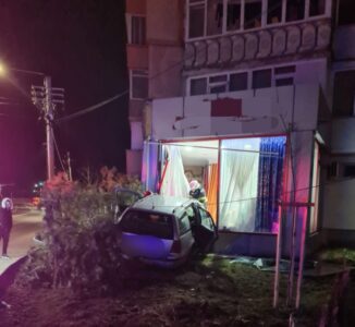 Piatra Neamț. O mașină a intrat într-un spațiu comercial, ZCH NEWS - sursa ta de informații