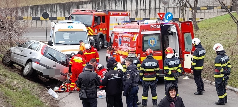 Știre inițială. VIDEO. Se întâmplă acum! Accident mortal în Piatra Neamț, zona Romstal pasarelă, ZCH NEWS - sursa ta de informații
