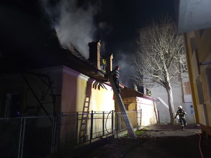 FOTO. VIDEO. Se întâmplă acum. Arde casa parohială de la Biserica Precista Veche, ZCH NEWS - sursa ta de informații