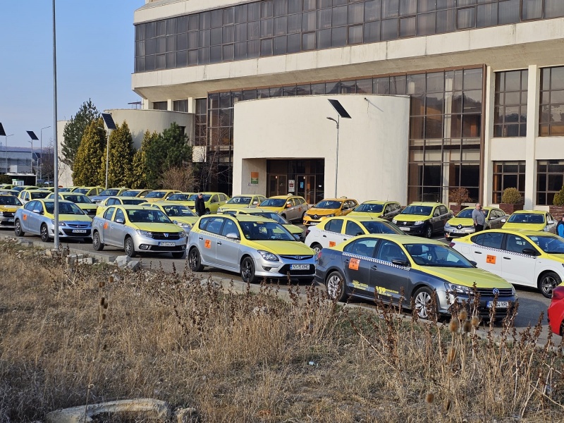 FOTO. Taximetriștii din Piatra Neamț au ieșit la protest, ZCH NEWS - sursa ta de informații
