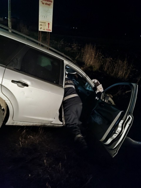 Știre actualizată. FOTO. Accident la Târgu Neamț: un autoturism s-a oprit într-un cap de pod, ZCH NEWS - sursa ta de informații
