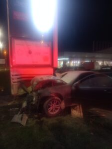 Accident pe strada Fermelor din Piatra Neamț: o mașină s-a oprit într-un panou publicitar, ZCH NEWS - sursa ta de informații