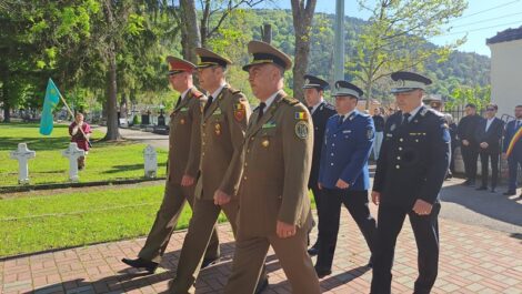 FOTO. Paradă militară și depunere de coroane la Piatra Neamț de Ziua Veteranilor de Război, ZCH NEWS - sursa ta de informații