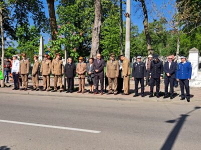 FOTO. Paradă militară și depunere de coroane la Piatra Neamț de Ziua Veteranilor de Război, ZCH NEWS - sursa ta de informații