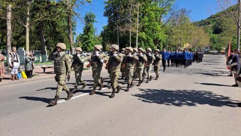 FOTO. Paradă militară și depunere de coroane la Piatra Neamț de Ziua Veteranilor de Război, ZCH NEWS - sursa ta de informații