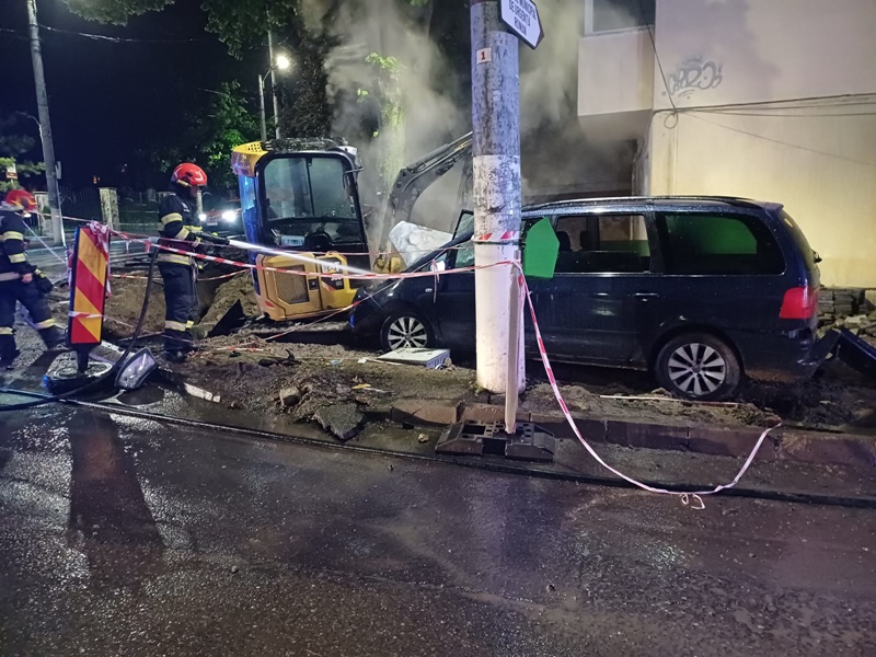 FOTO. Mașină în flăcări la Roman, ZCH NEWS - sursa ta de informații