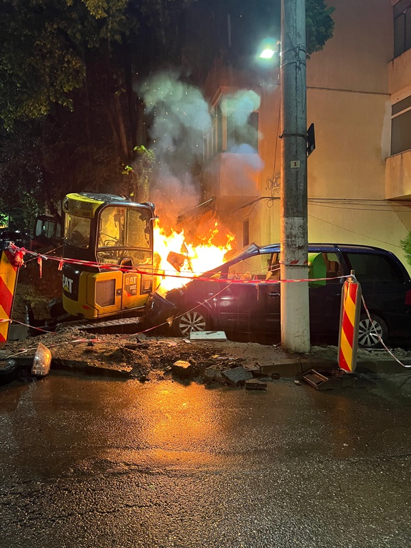 FOTO. Mașină în flăcări la Roman, ZCH NEWS - sursa ta de informații