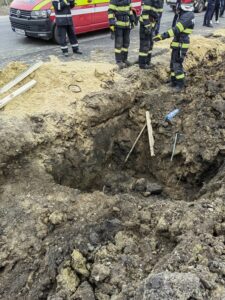FOTO. Doi bărbați au rămas blocați în pământ în timp ce desfășurau lucrări la rețeaua de canalizare, ZCH NEWS - sursa ta de informații