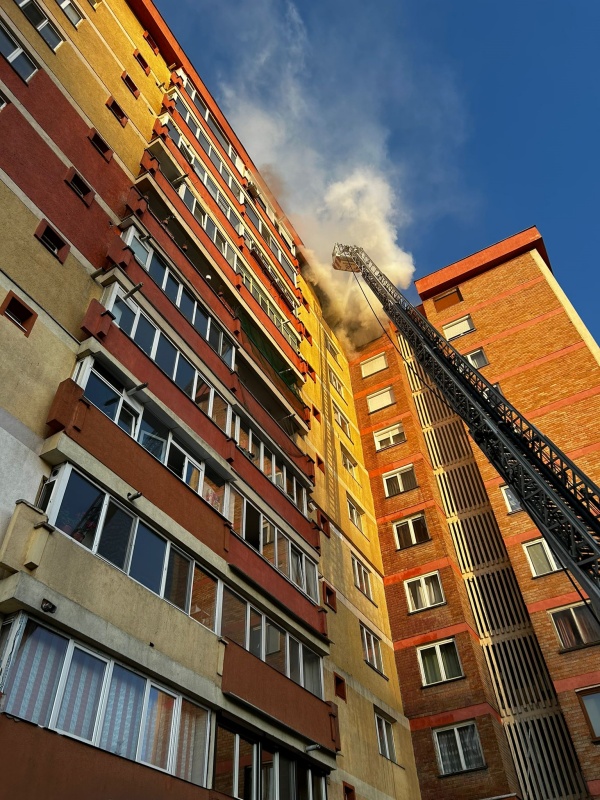 Se întâmplă acum! Incendiu la etajul X al unui bloc din Piatra-Neamț, ZCH NEWS - sursa ta de informații