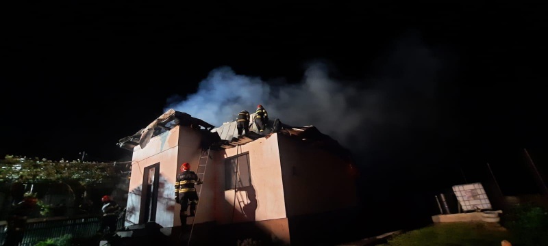 FOTO. Acoperișul unei case din satul Soci distrus de flăcări, ZCH NEWS - sursa ta de informații