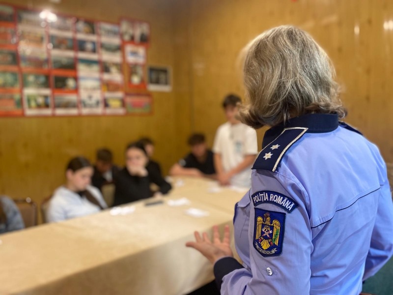 FOTO. Activități de prevenire desfășurate de polițiști în școlile din Neamț, ZCH NEWS - sursa ta de informații