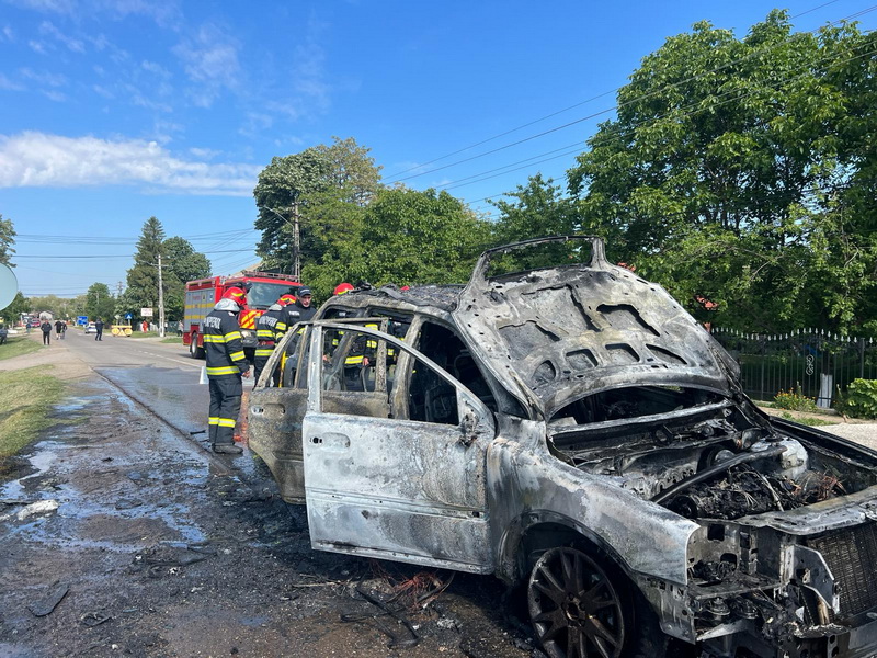 FOTO&#038;VIDEO O mașină a luat foc în mers și a ars ca o torță, ZCH NEWS - sursa ta de informații