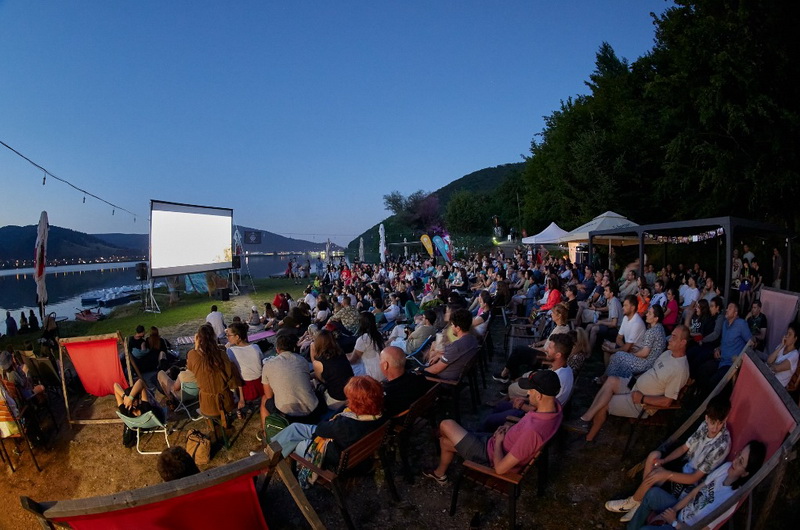 Seară pe malul lacului: Filmul de Piatra la Caiace, ZCH NEWS - sursa ta de informații