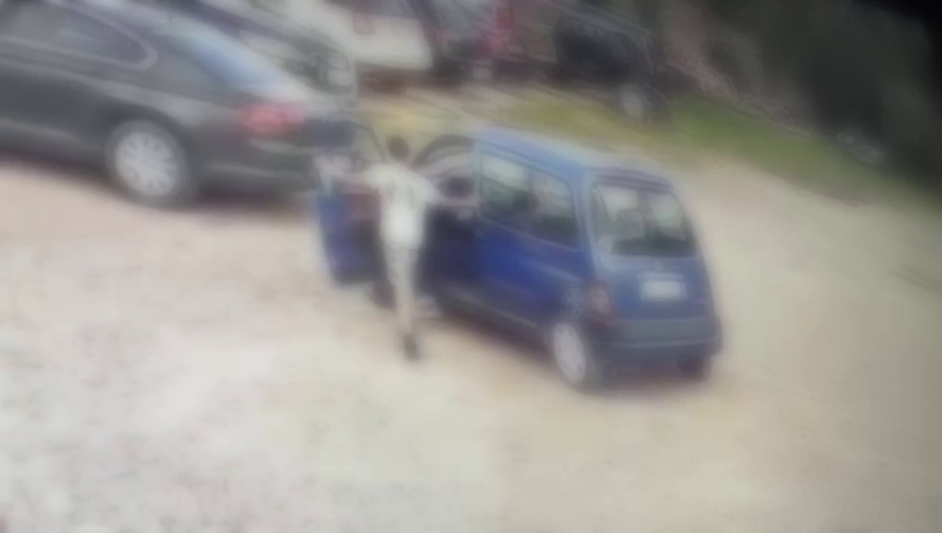 VIDEO Trei minori au furat și distrus mai multe autoturisme la un service auto din Târgu-Neamț