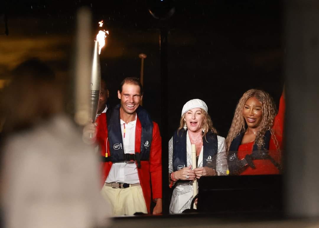 Nadia Comăneci a purtat torța olimpică la ceremonia de deschidere a Jocurilor Olimpice de la Paris