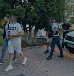 VIDEO. Bătaie cu topoarele în gară!