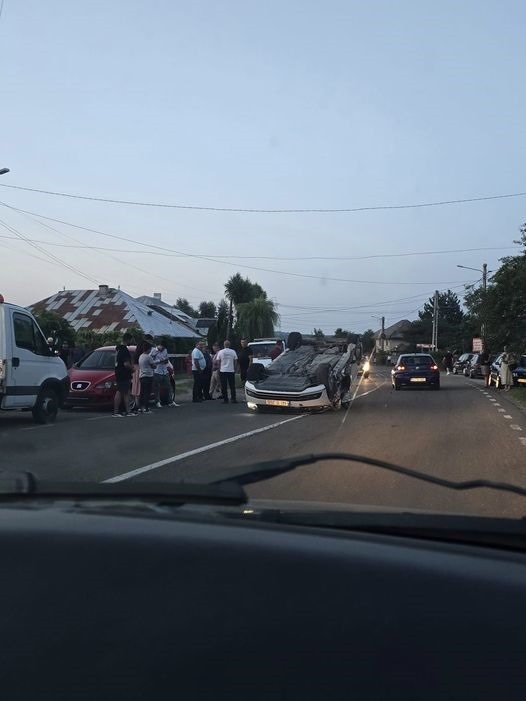 Neamț. Un tânăr băut s-a răsturnat cu mașina