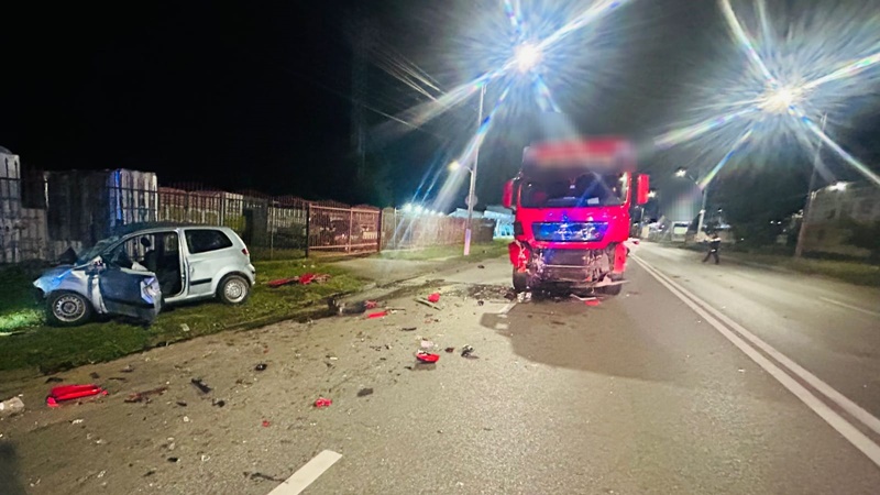 FOTO. O persoană a rămas încarcerată în urma unui accident rutier la Roman