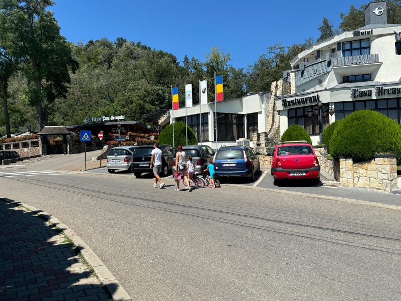 Un sfat: la Casa Arcașului, evitați terasa, folosiți restaurantul!