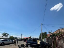 Accident rutier în Roznov. Un sofer a intrat cu mașina într-o stație de autobuz