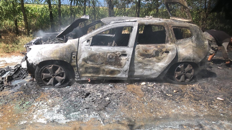 FOTO. Un autoturism a izbucnit în flăcări în mers. Șoferul a suferit arsuri grave