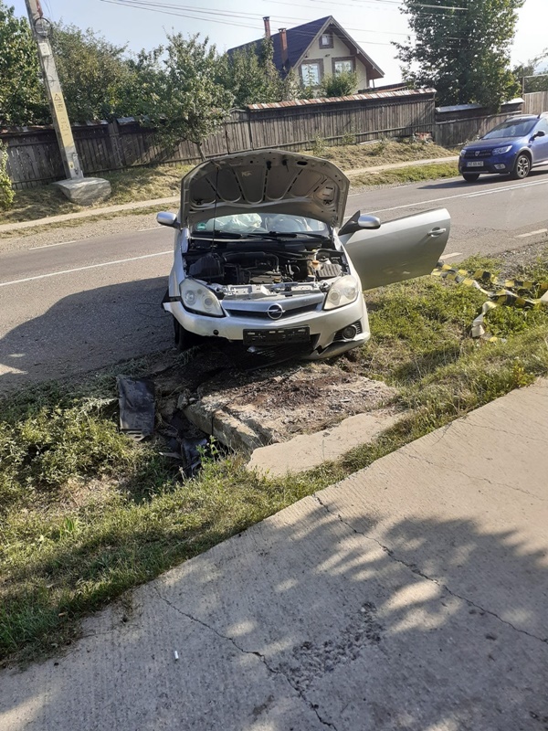 Un autoturism condus de o femeie din Caransebeș a intrat într-un podeț la Girov