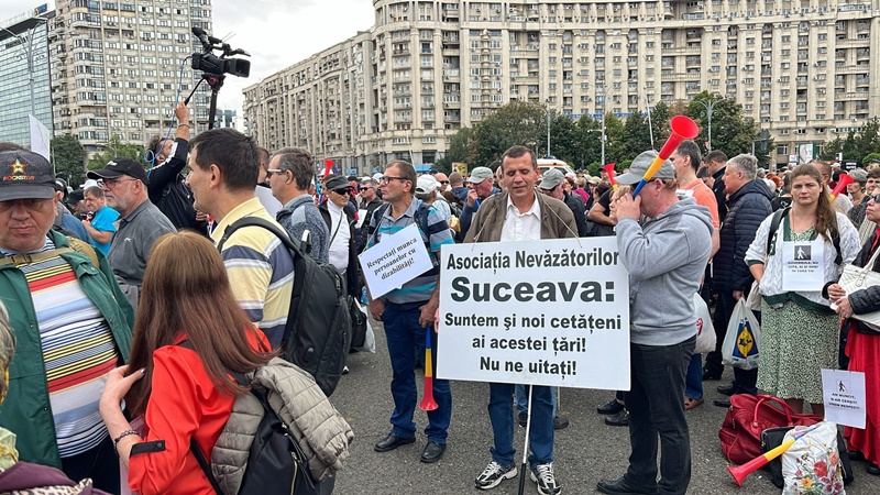 FOTO. Protest al nevăzătorilor în Piața Victoriei